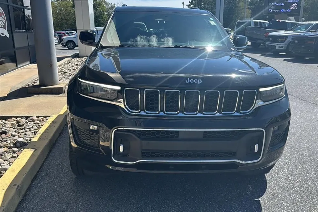2023 Jeep Grand Cherokee Overland photo 1