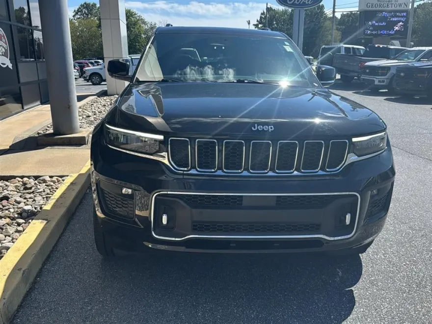 2023 Jeep Grand Cherokee Overland photo 1
