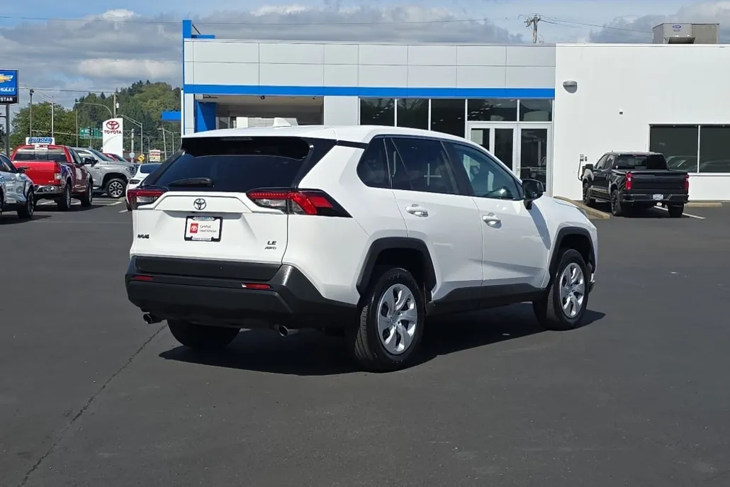 2024 Toyota RAV4 LE photo 1