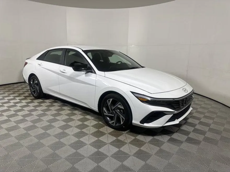 2025 Hyundai Elantra SEL Sport photo 1