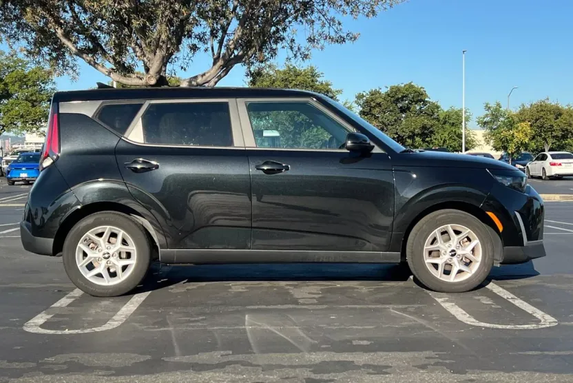 2023 Kia Soul LX photo 1