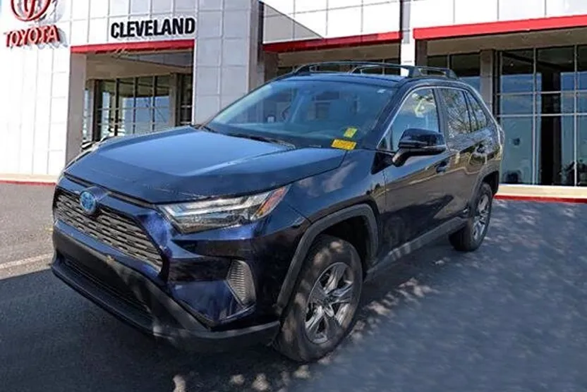 2024 Toyota RAV4 Hybrid XLE photo 1