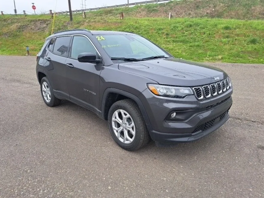 2024 Jeep Compass Latitude photo 1