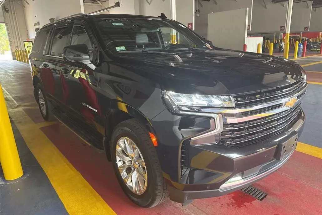 2021 Chevrolet Suburban LT photo 1