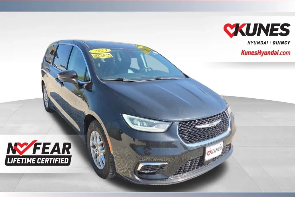 2023 Chrysler Pacifica Touring L photo 1