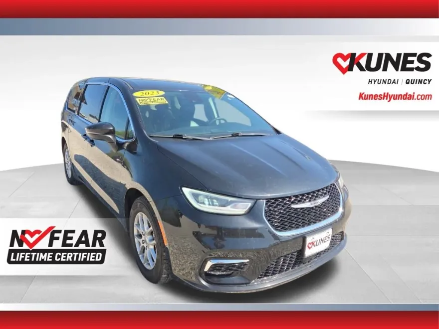 2023 Chrysler Pacifica Touring L photo 1