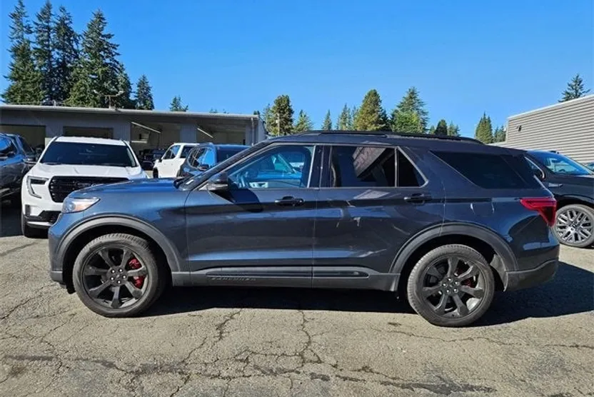 2023 Ford Explorer ST photo 1