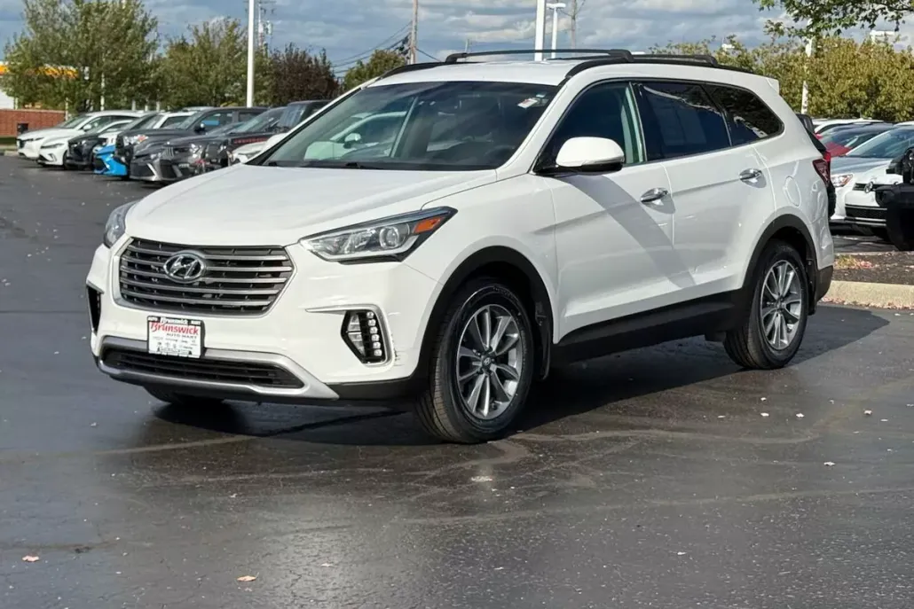 2017 Hyundai Santa Fe SE photo 1