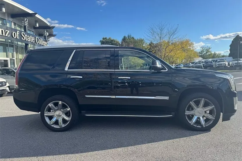 2016 Cadillac Escalade Luxury photo 1