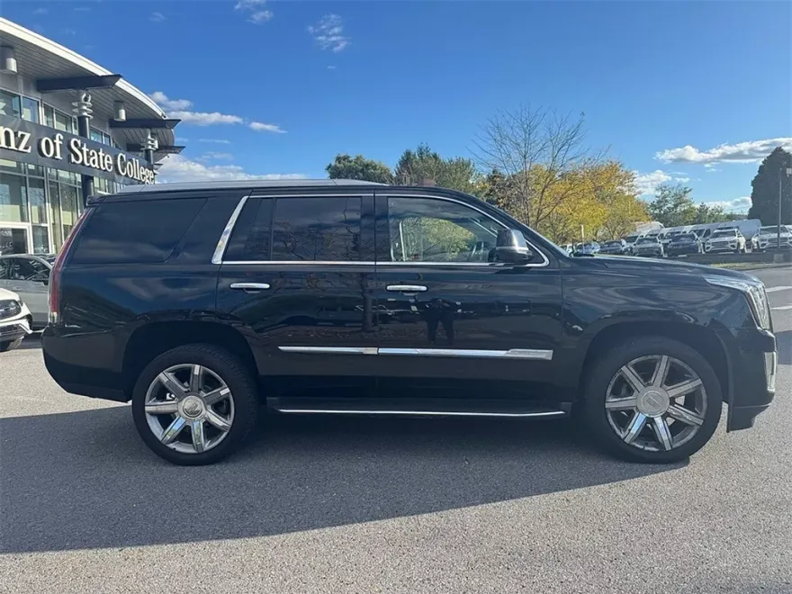 2016 Cadillac Escalade Luxury photo 1