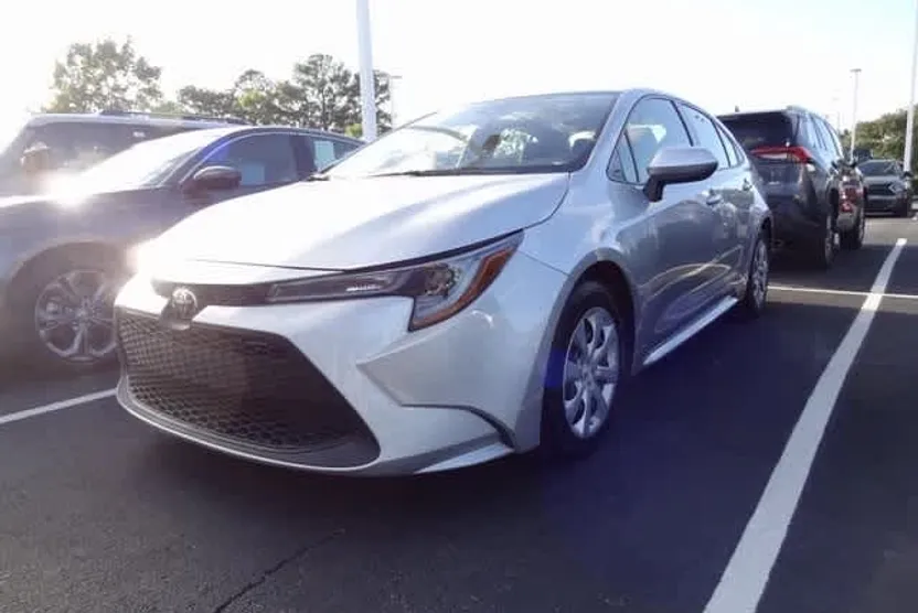 2022 Toyota Corolla LE photo 1