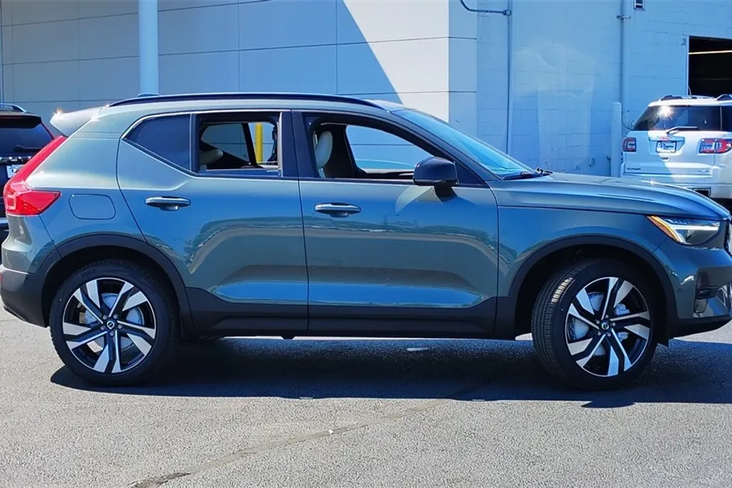 2026 Volvo XC40 Plus photo 1