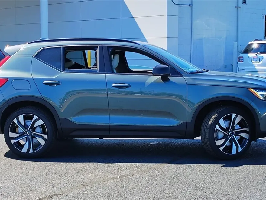 2026 Volvo XC40 Plus photo 1