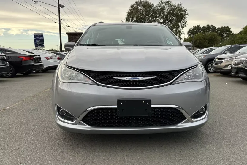 2018 Chrysler Pacifica Touring L photo 1