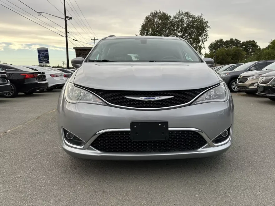 2018 Chrysler Pacifica Touring L photo 1