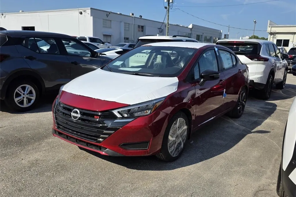 2025 Nissan Versa 1.6 SR photo 1