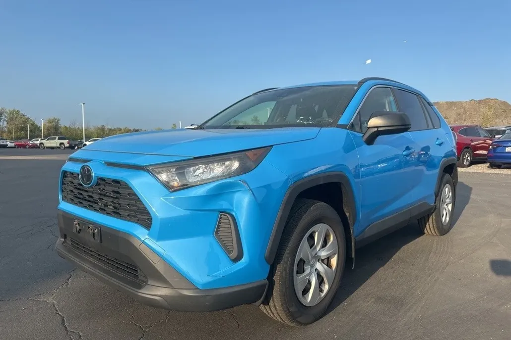 2019 Toyota RAV4 LE photo 1
