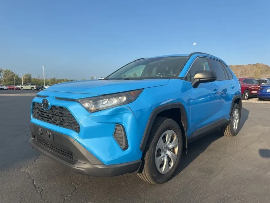2019 Toyota RAV4 LE photo 1