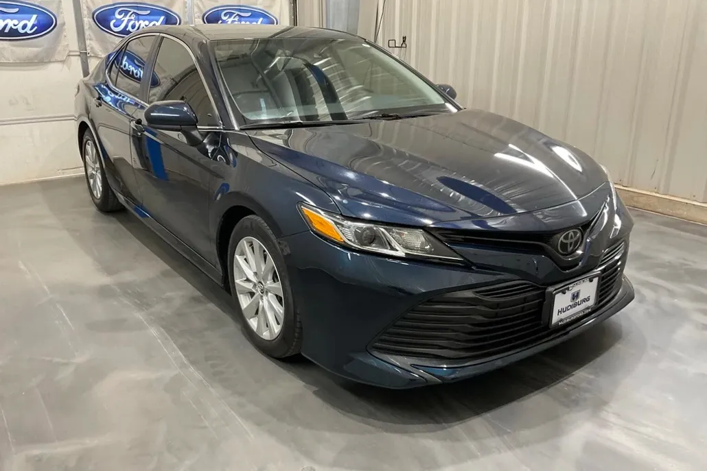 2020 Toyota Camry LE photo 1
