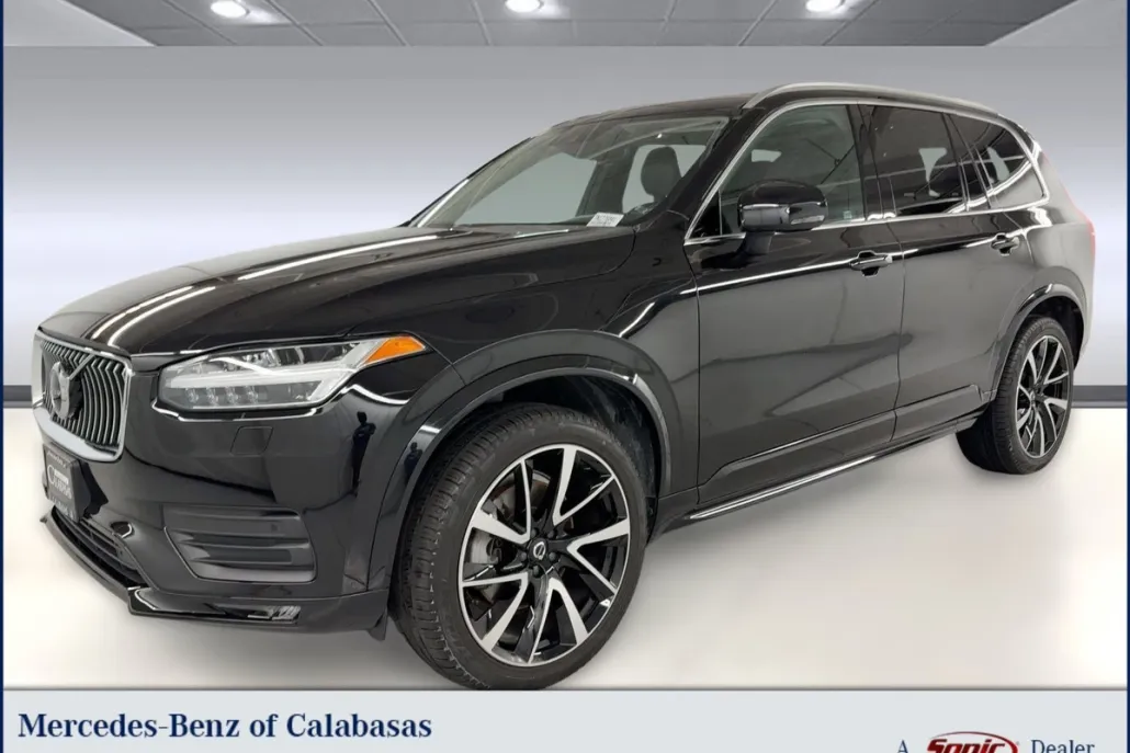 2022 Volvo XC90 T6 AWD Momentum photo 1