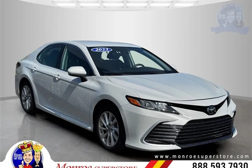 2023 Toyota Camry LE photo 1