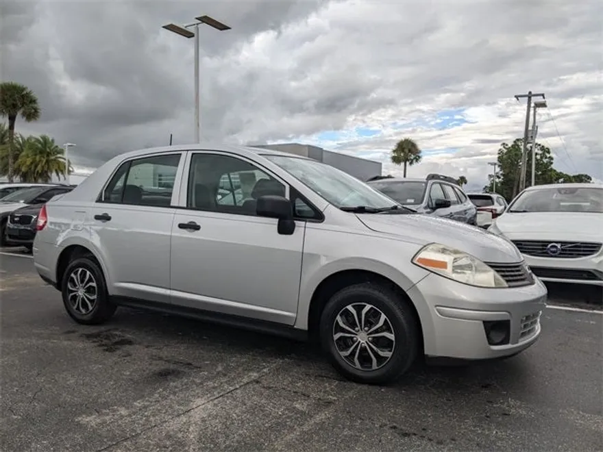 2009 Nissan Versa 1.6 photo 1