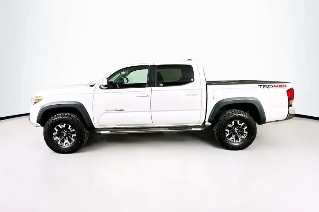 2017 Toyota Tacoma TRD photo 1