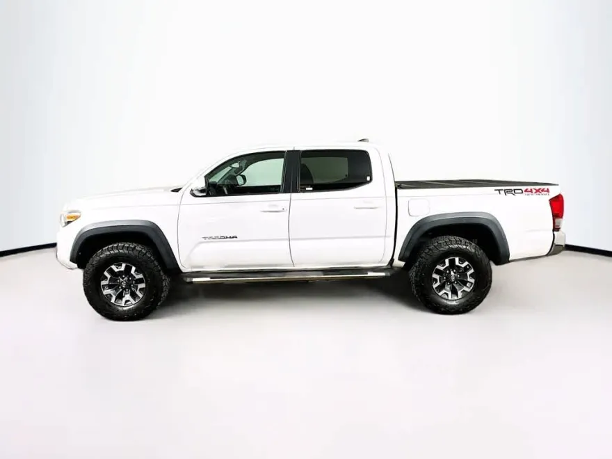2017 Toyota Tacoma TRD photo 1