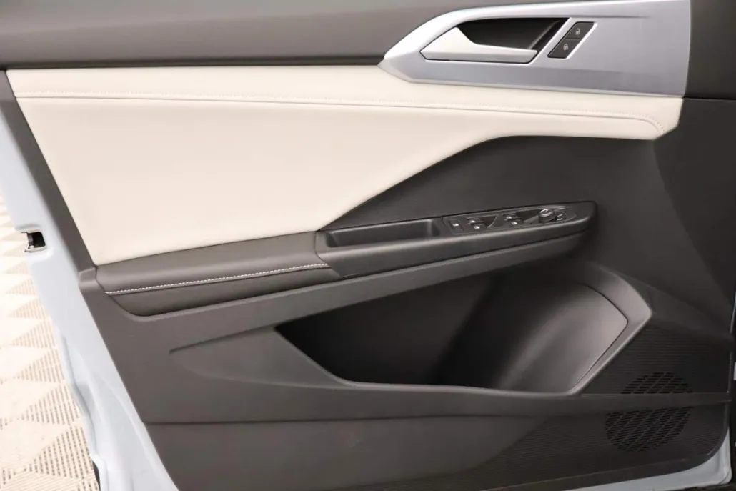 2025 Volkswagen Taos SE photo 1