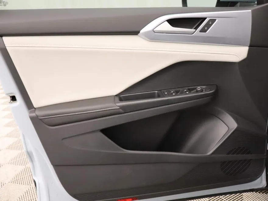 2025 Volkswagen Taos SE photo 1