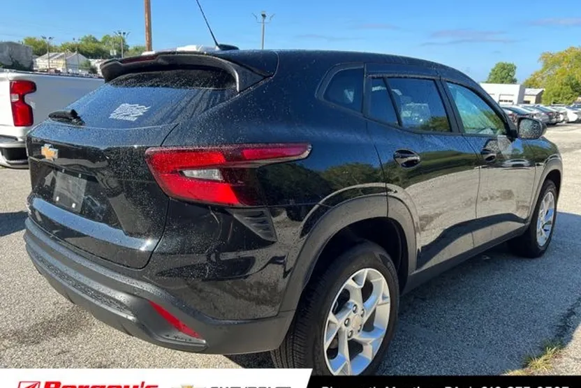 2025 Chevrolet Trax LS photo 1