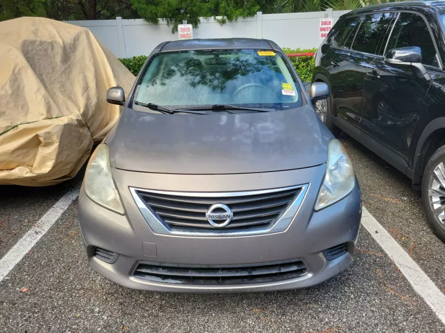 2012 Nissan Versa 1.6 SV Sedan photo 1