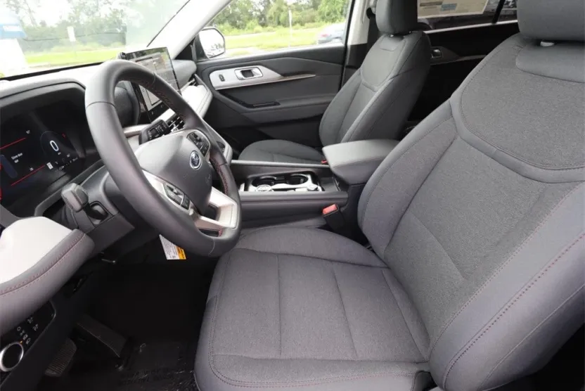 2025 Ford Explorer photo 1