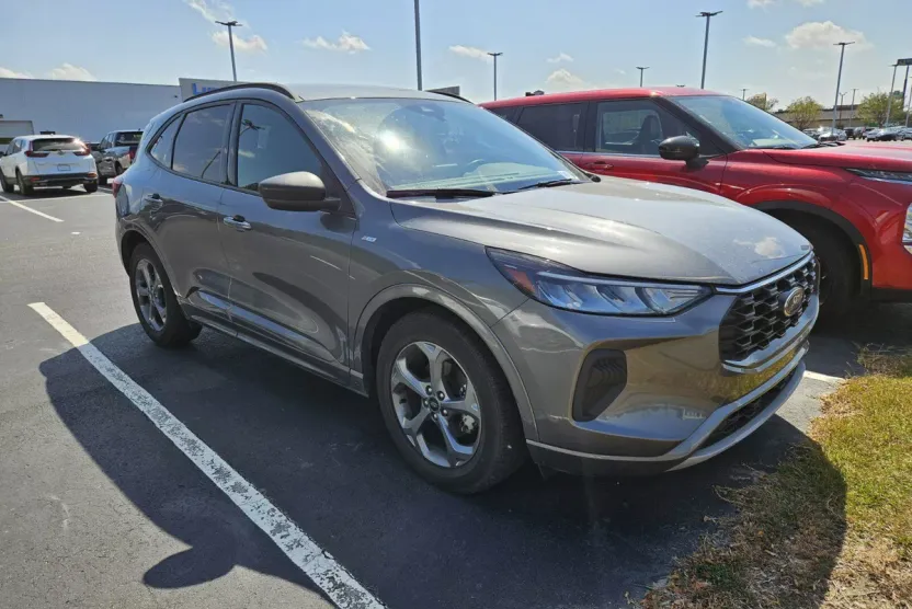 2023 Ford Escape ST-Line photo 1