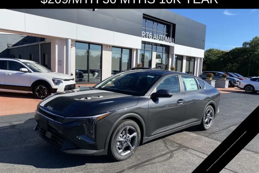 2025 Kia K4 LXS photo 1