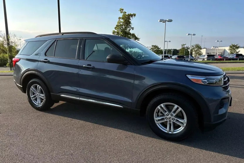 2021 Ford Explorer XLT photo 1