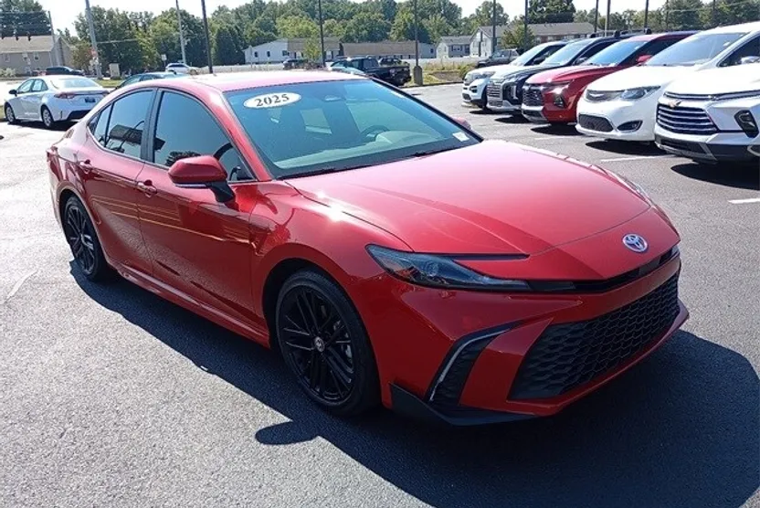 2025 Toyota Camry SE photo 1