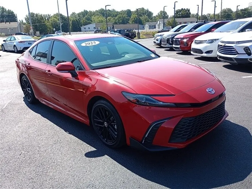 2025 Toyota Camry SE photo 1