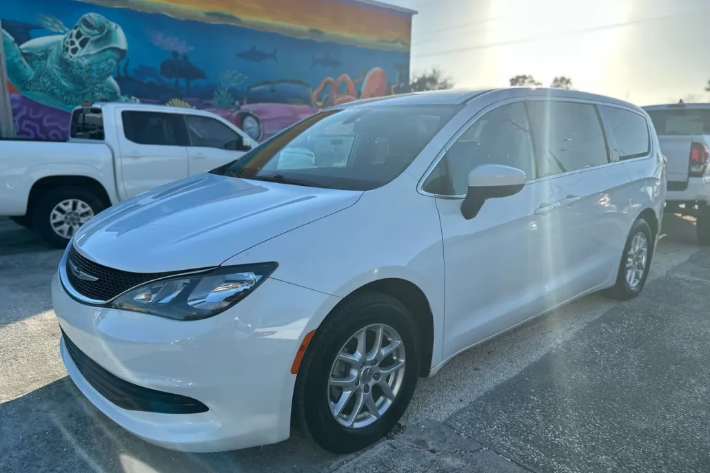 2018 Chrysler Pacifica LX photo 1