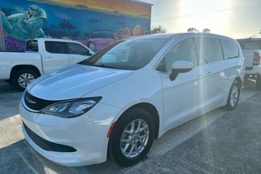 2018 Chrysler Pacifica LX photo 1