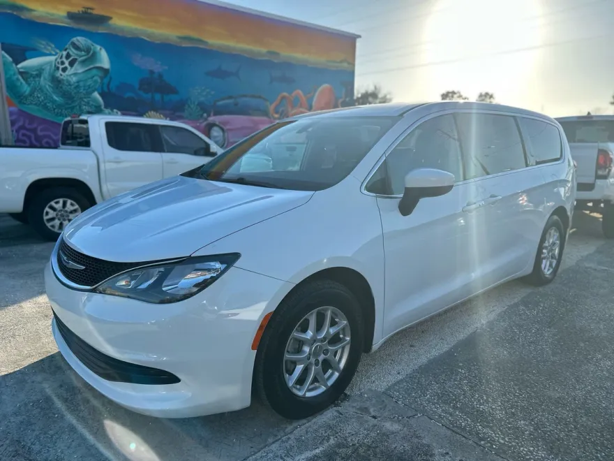 2018 Chrysler Pacifica LX photo 1