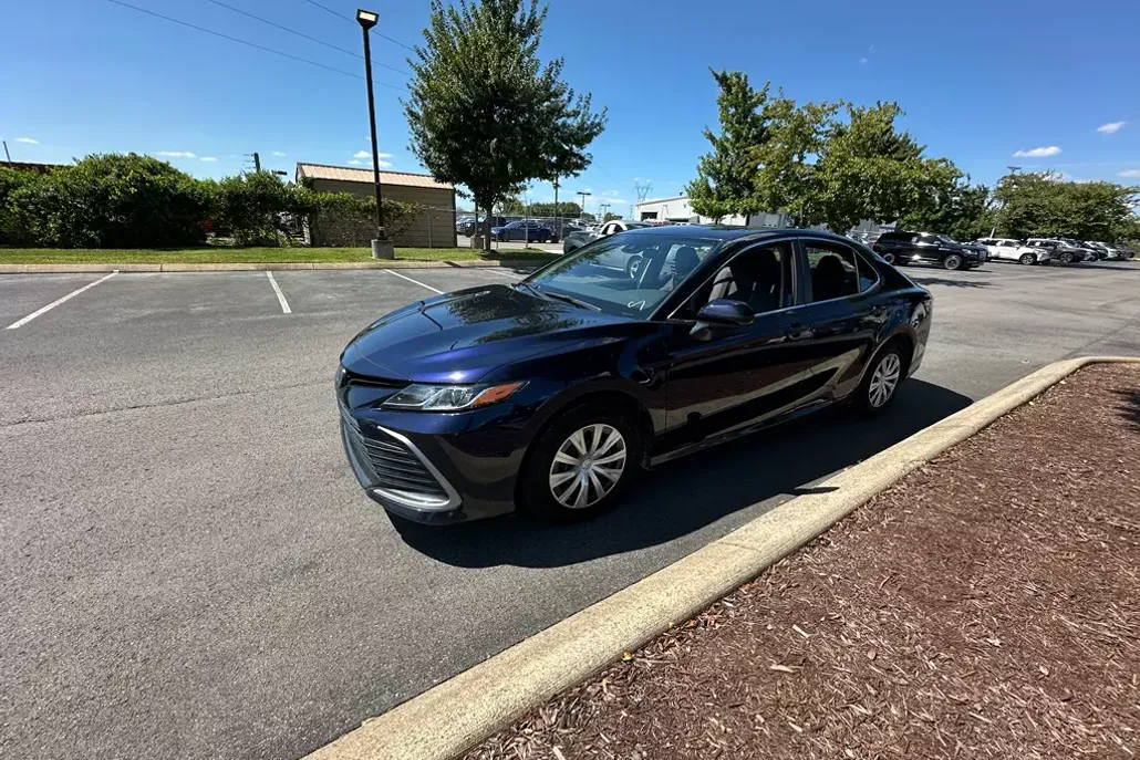 2022 Toyota Camry Hybrid LE photo 1