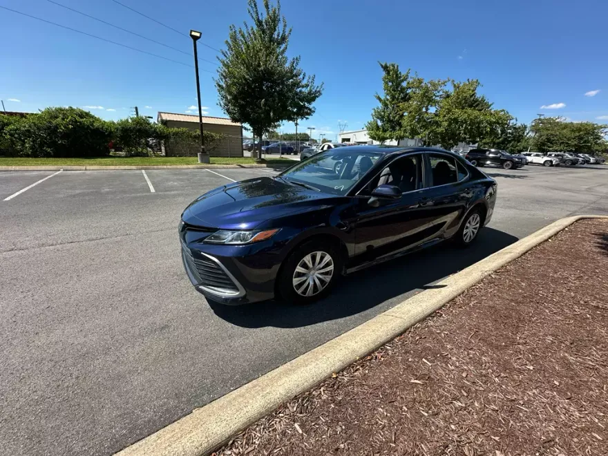 2022 Toyota Camry Hybrid LE photo 1