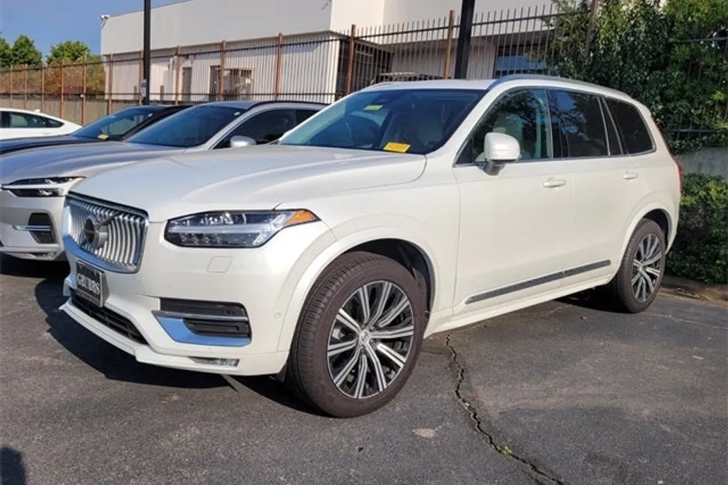 2025 Volvo XC90 B5 Plus photo 1