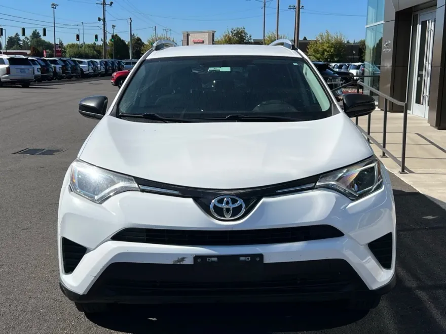 2016 Toyota RAV4 LE photo 1
