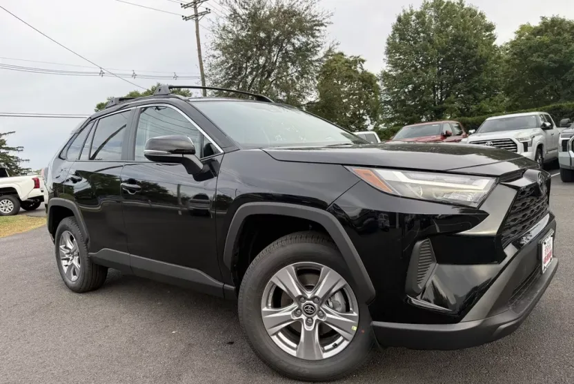 2025 Toyota RAV4 XLE photo 1