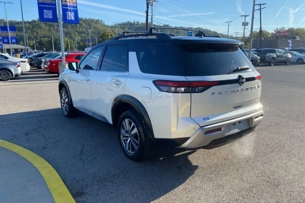 2022 Nissan Pathfinder SL photo 1