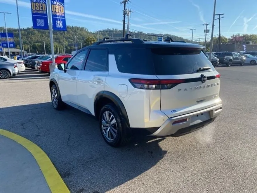 2022 Nissan Pathfinder SL photo 1