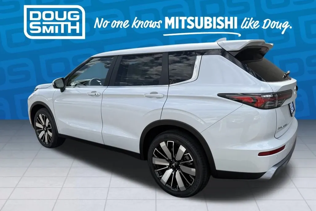 2025 Mitsubishi Outlander SE photo 1