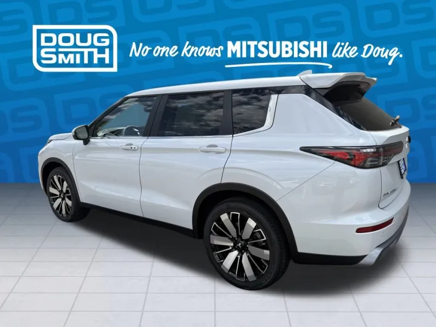 2025 Mitsubishi Outlander SE photo 1